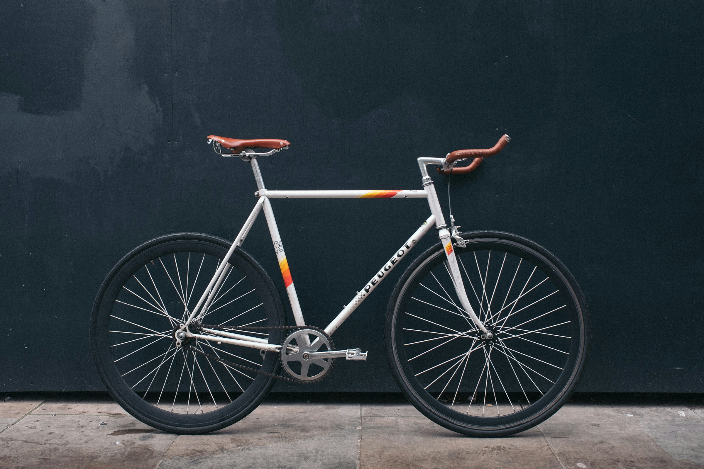 Bicicleta urbana frente a una pared oscura