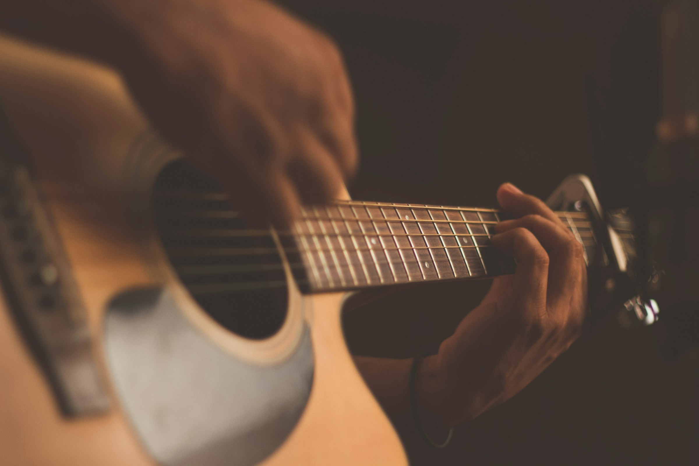 Persona tocando guitarra acústica